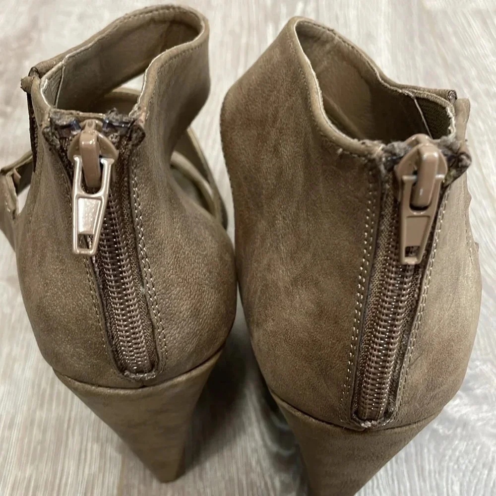 Unlisted By Kenneth Cole Day Dream Platform Wedge Taupe 8.5M